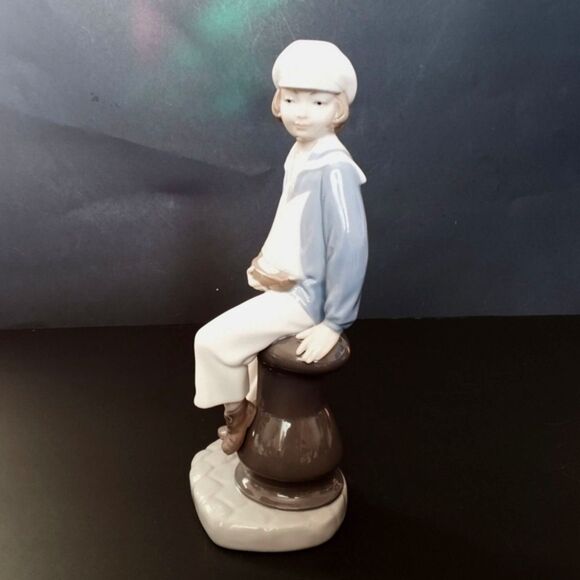 Lladro Vintage "Boy With Yacht" #4810 Porcelain Figurine - Picture 4 of 7